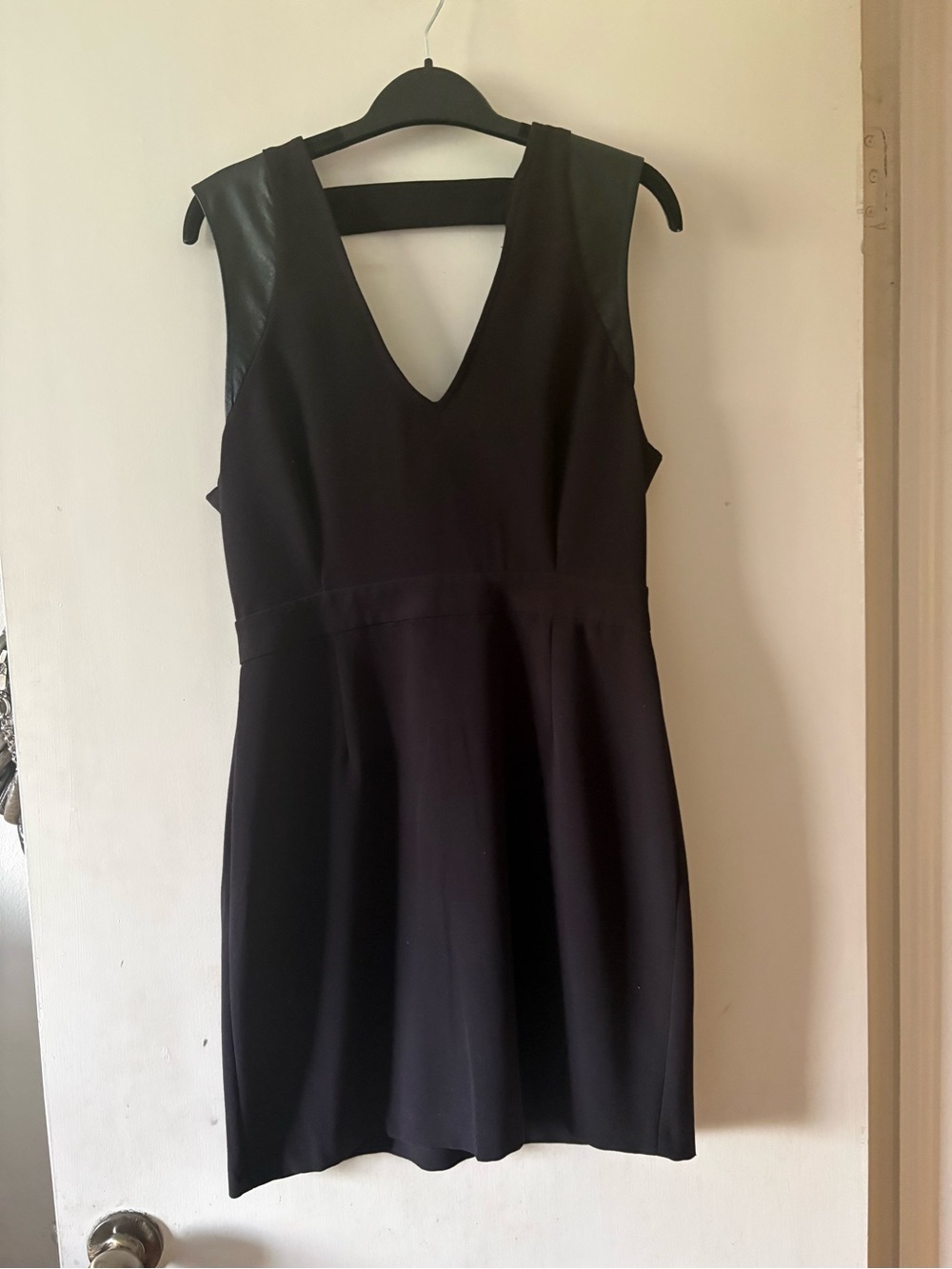 BB Dakota Black V-Neck Sleeveless A-Line Mini Dress